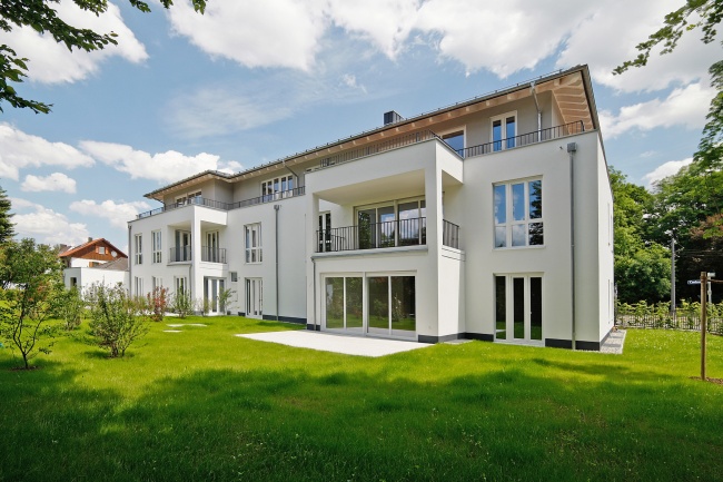 VERMIETET ! E & Co. – Hochwertige, moderne 4 Zimmer Wohnung mit Luxus-Einbauküche und großem S/W Balkon.