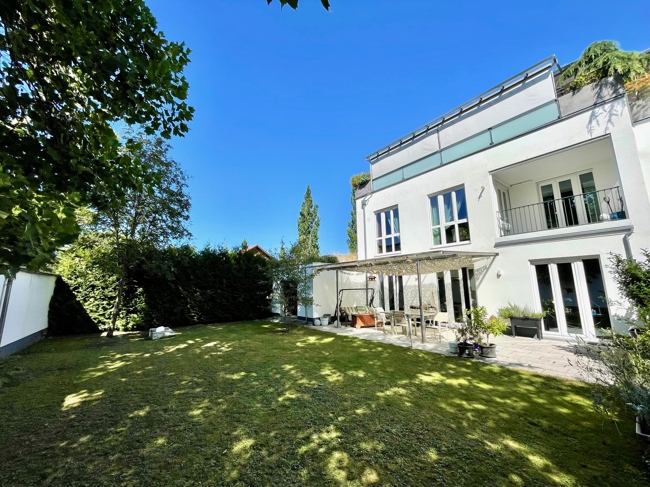 VERMIETET ! E & Co.- Großzügige 3 Zimmer-Wohnung mit Luxus-Einbauküche und großem Privatgarten