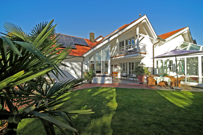 E & Co. – Traumhaftes Architektenhaus mit schönem Garten und Salzwasserpool in einzigartiger Lage