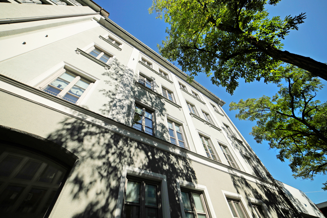 VERMIETET ! E & Co. – Exklusiv sanierte, neuwertige 4-Zimmer Wohnung mit zwei Balkonen nahe Königsplatz