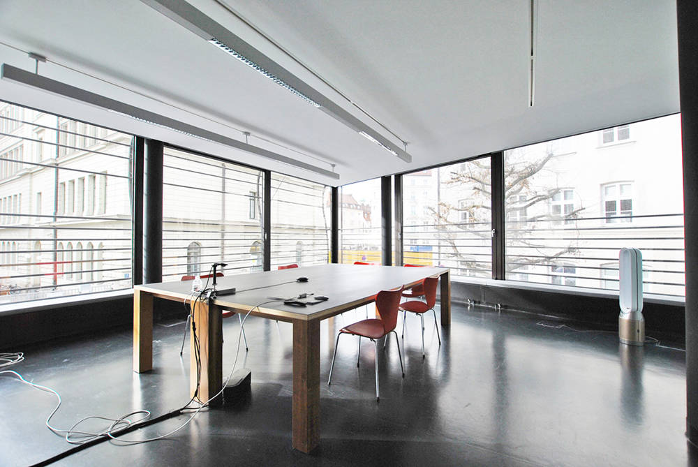 ** V E R M I E T E T **
Helle, repräsentative Büro-Etage mit modernem Designboden und Glastrennwänden