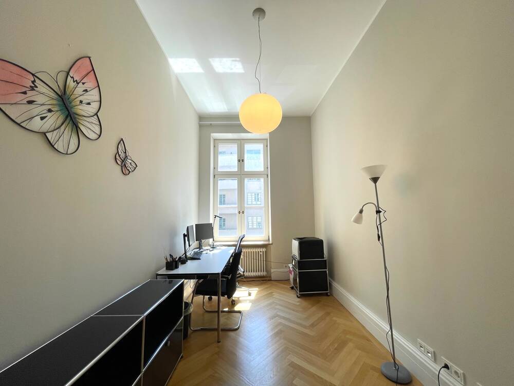 Gepflegte Bürofläche mit Balkon in schönem Altbau